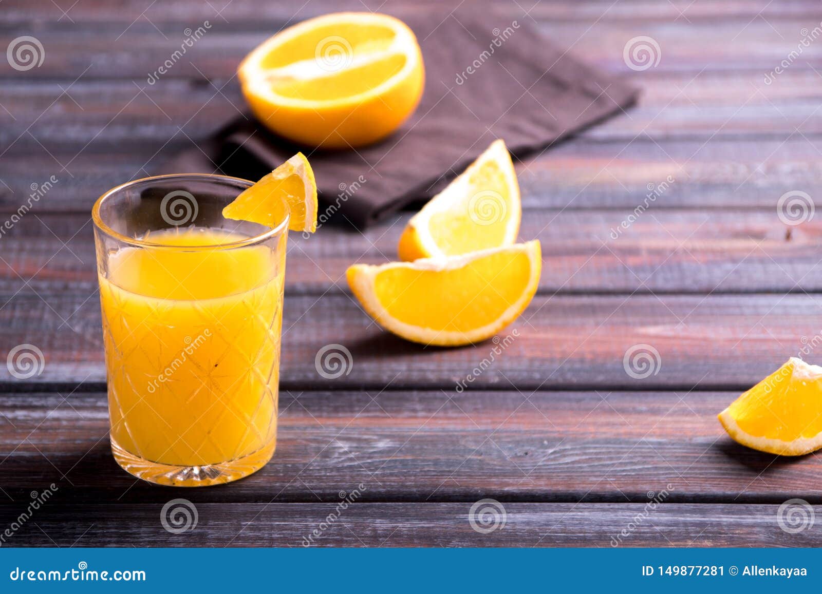 Frischer Orangensaft Auf Dem Tisch, Rustikale Art Stockbild - Bild von ...