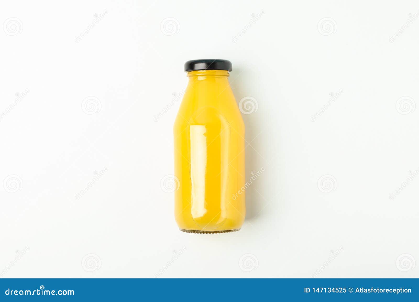 Frischer Orangensaft in Der Flasche Auf Wei?em Hintergrund, Raum F?r ...