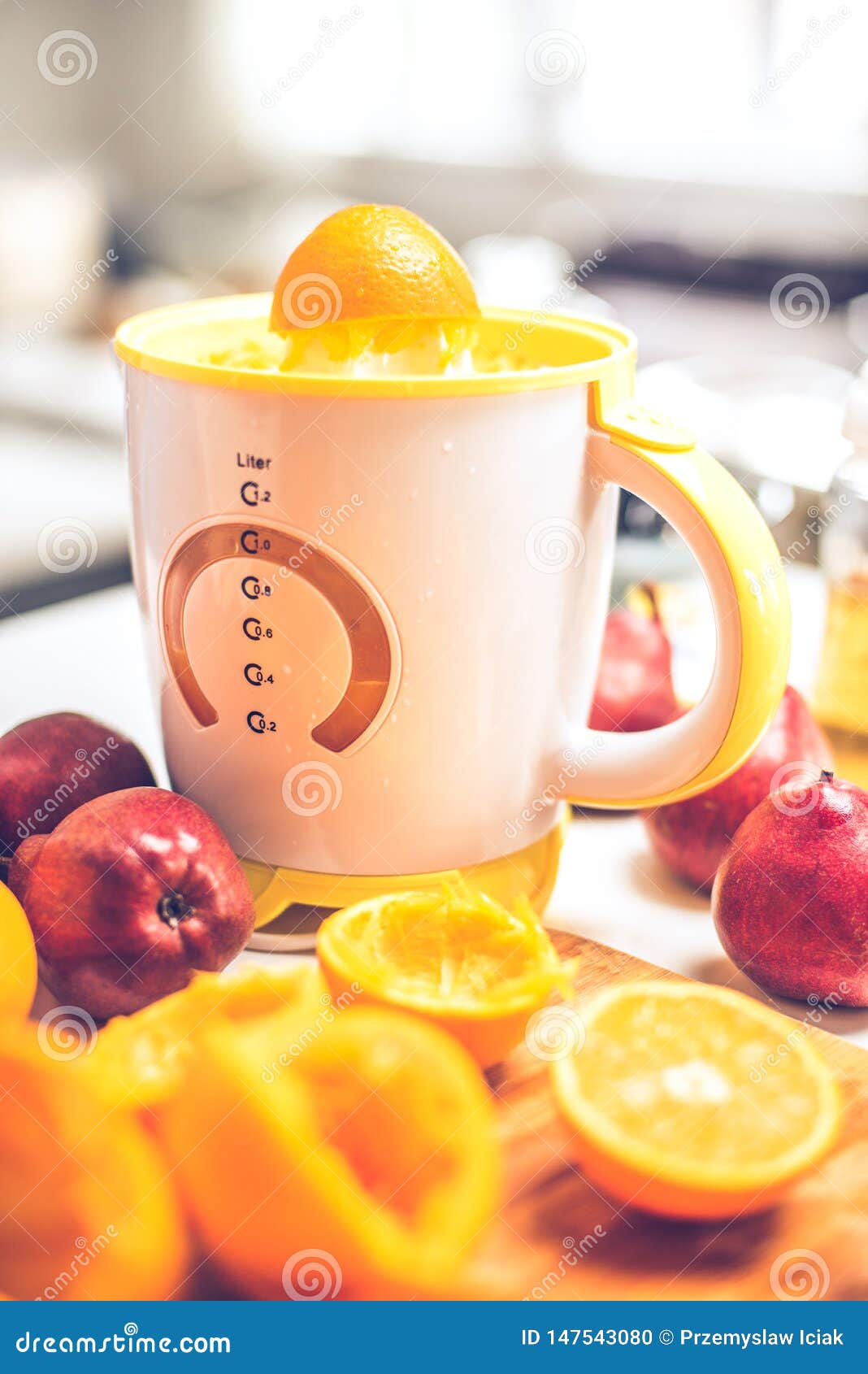 Frischer Orangensaft Im Juicer Stockfoto - Bild von tabelle, reif ...