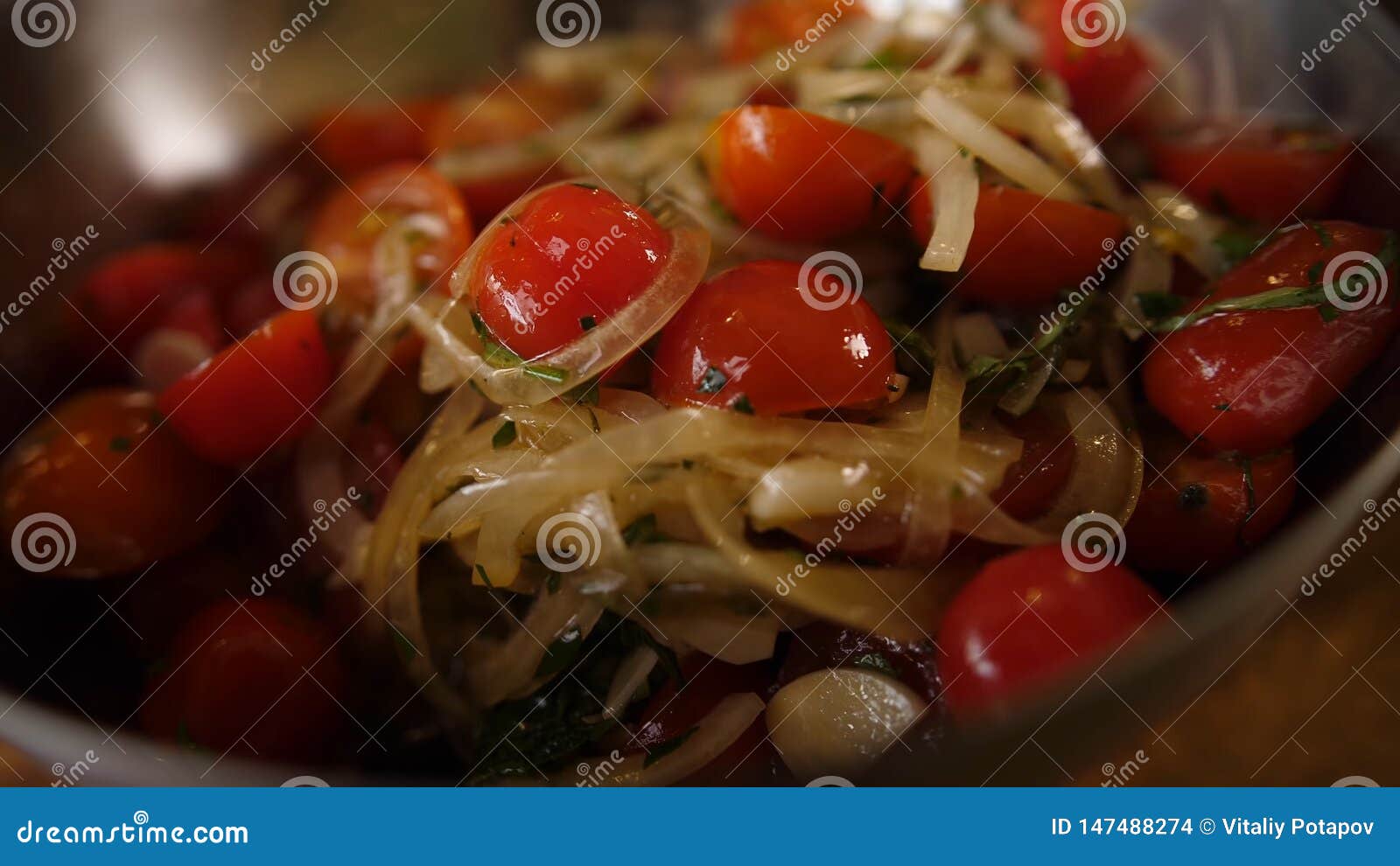 Frischer Tomate- Und Zwiebelensalat Stockfoto - Bild von fett, aperitif ...