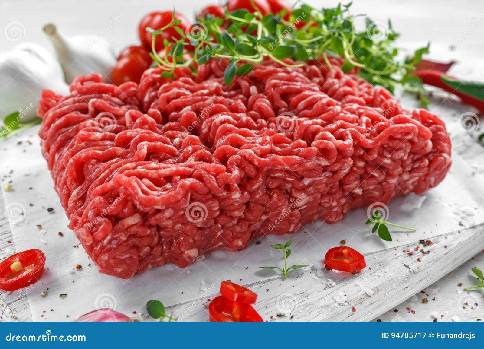 Frisches Rohes Rindfleisch-Hackfleisch Mit Salz, Pfeffer, Paprikas Und ...