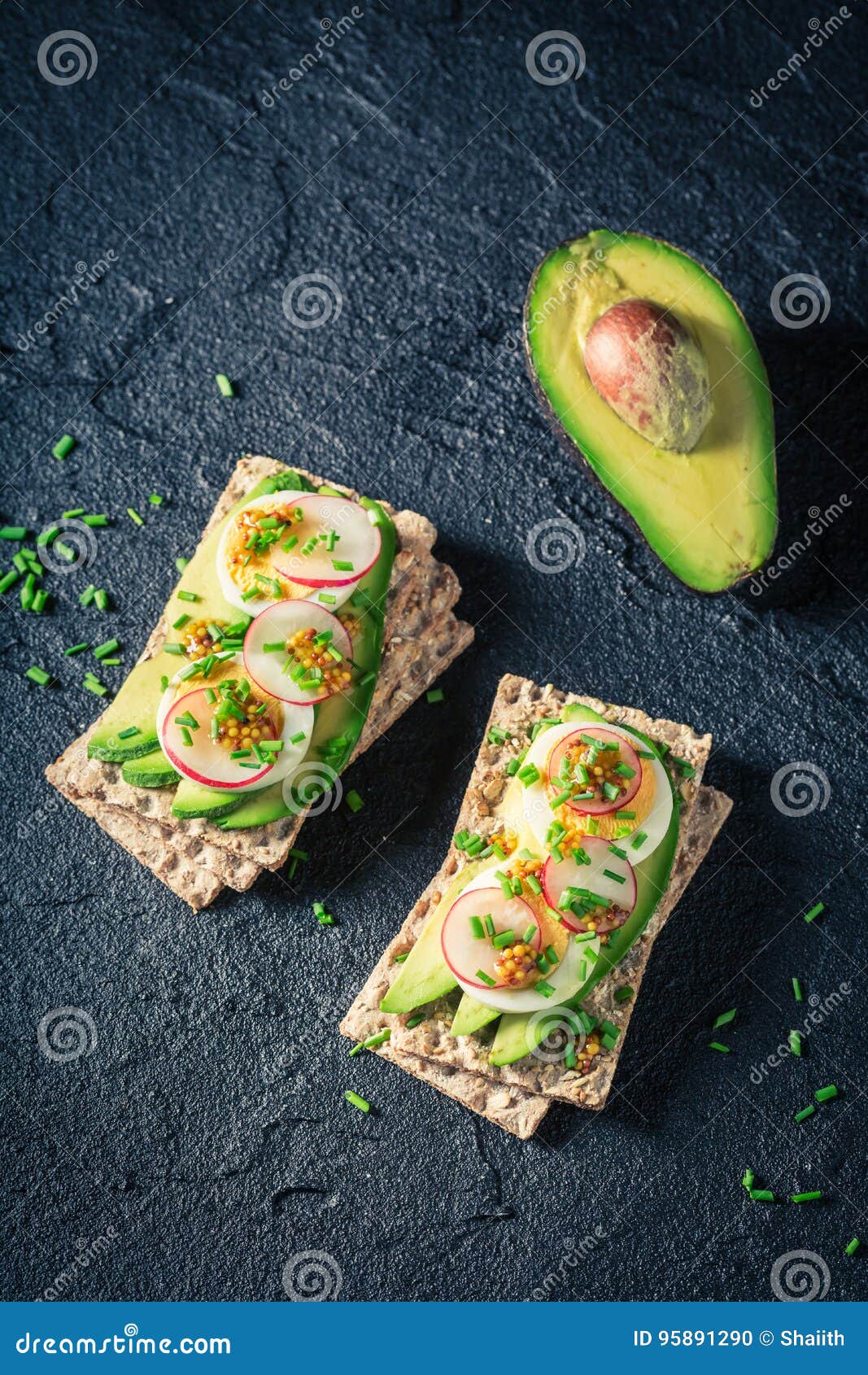 Frisches Sandwich Mit Avocado, Schnittlauch Und Eiern Stockfoto - Bild ...