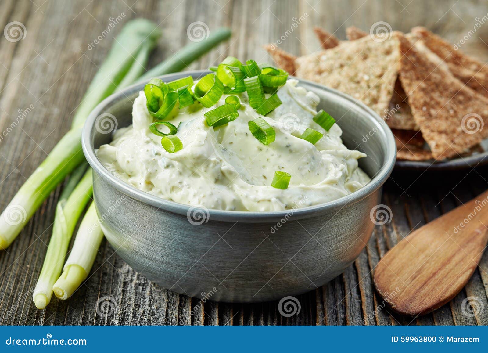 Frischkäse Mit Frühlingszwiebeln Und Kräutern Stockfoto - Bild von ...