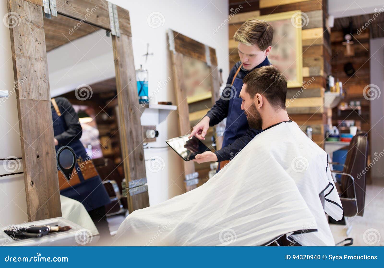 Friseur Der Dem Mann Tabletten Pc Am Friseursalon Zeigt Stockfoto Bild Von Tabletten Friseur