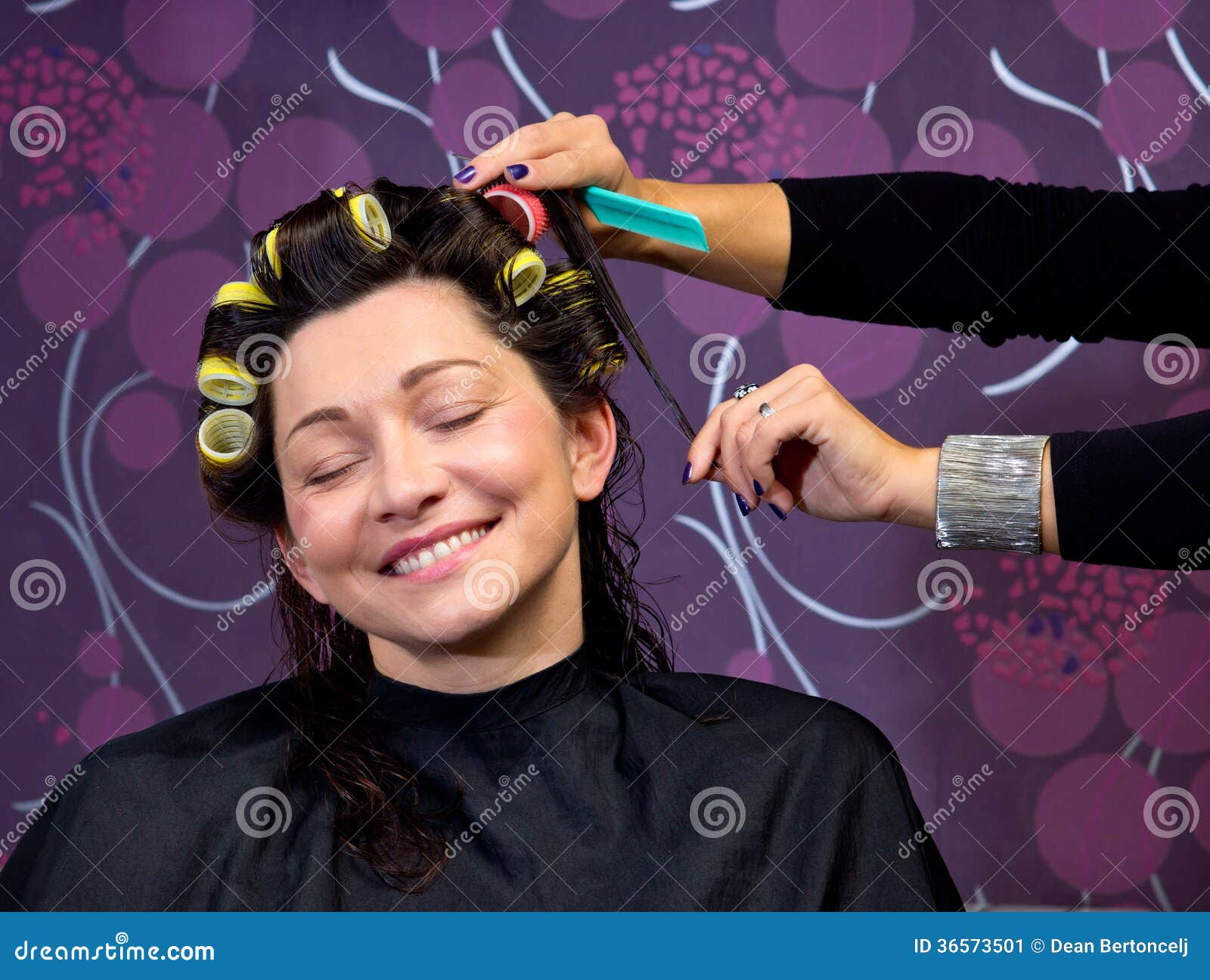 Friseur, Der Rollen in Frauenhaar Einsetzt Stockbild Bild von frisur