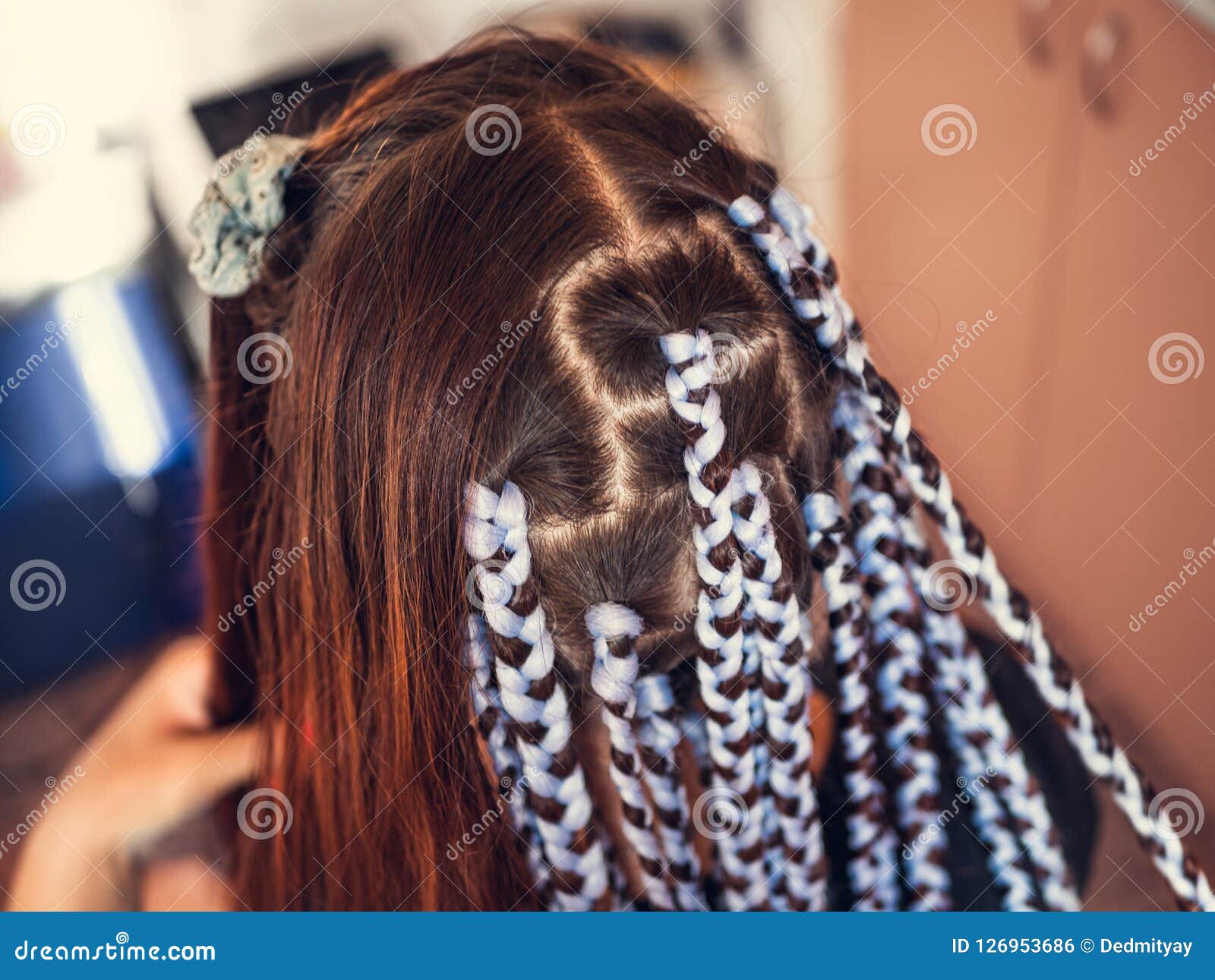 Friseur Spinnt Borten Mit Kanekalon Material Zum Kopf Des Jungen Madchens Zu Den Starken Zopfen Oder Zu Den Zopfen Afrikaner Stockfoto Bild Von Jungen Kanekalon