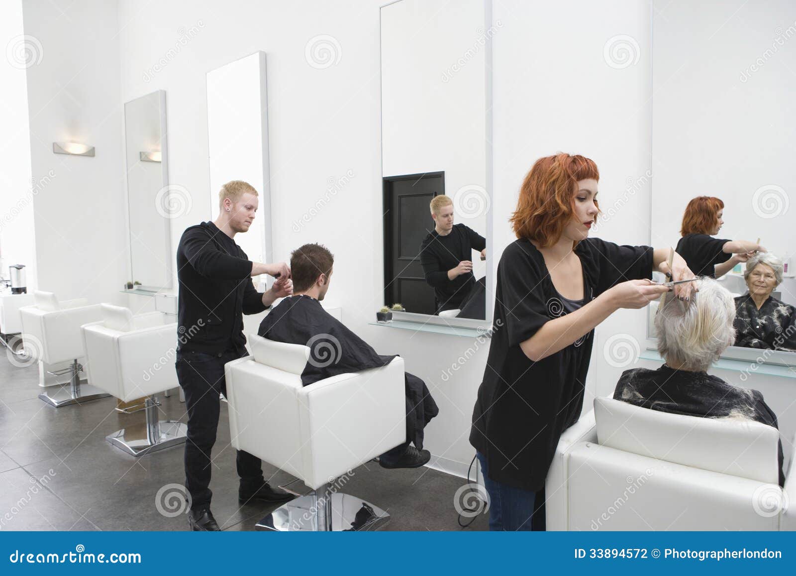 Friseure, Die Den Kunden Haarschnitt Geben Stockfoto Bild von haar