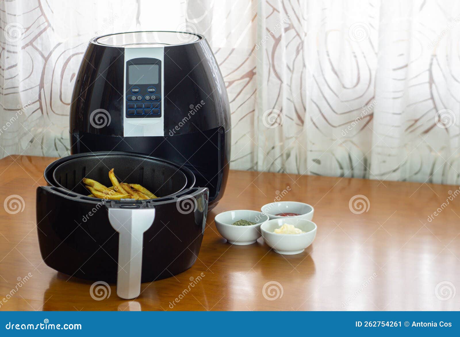 moderne électrique machine avec français frites sur le table dans