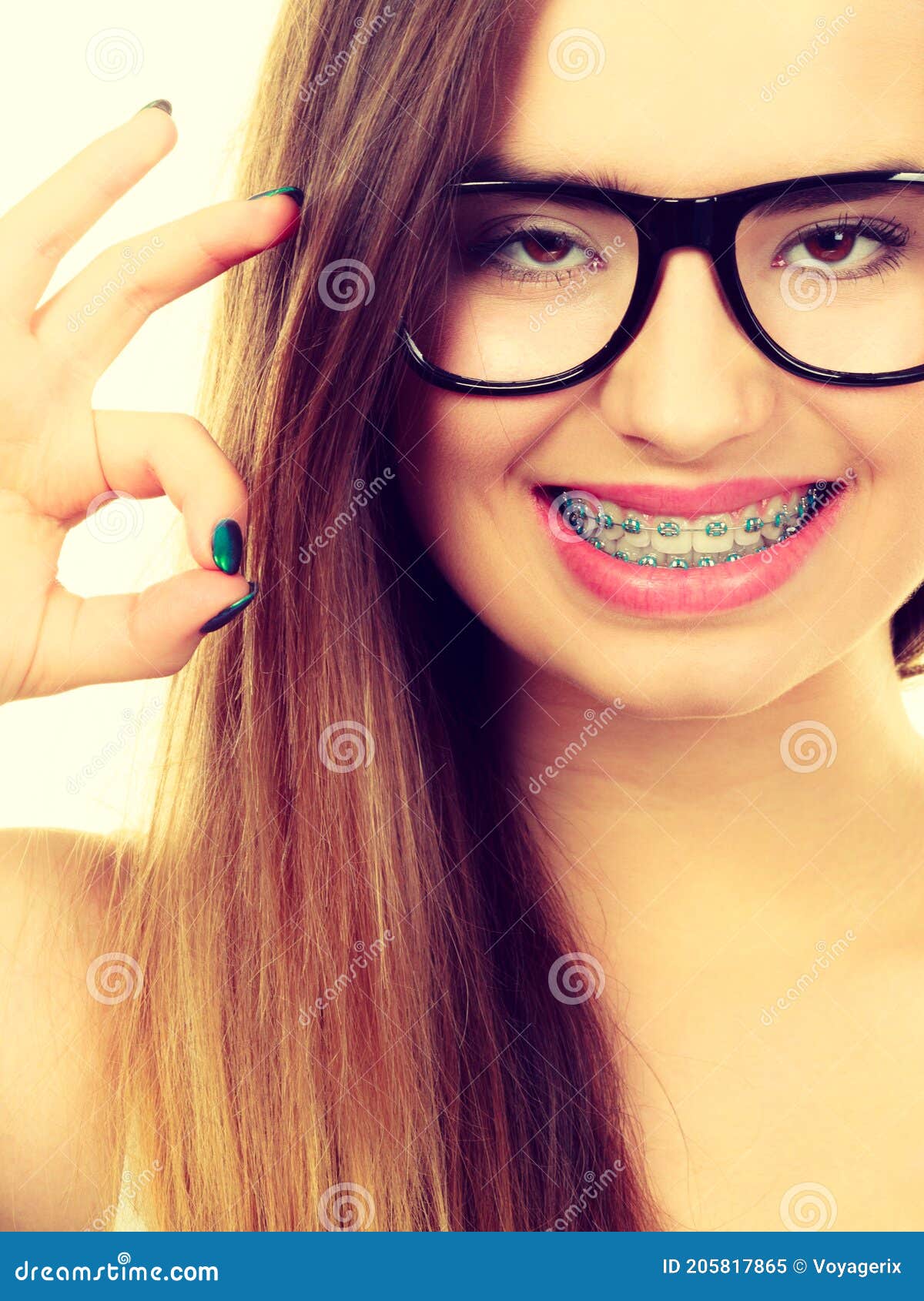 Frohe Nerdige Jugend Mit Portieren Brillen Halterung Stockbild - Bild von  frau, zähne: 205817865