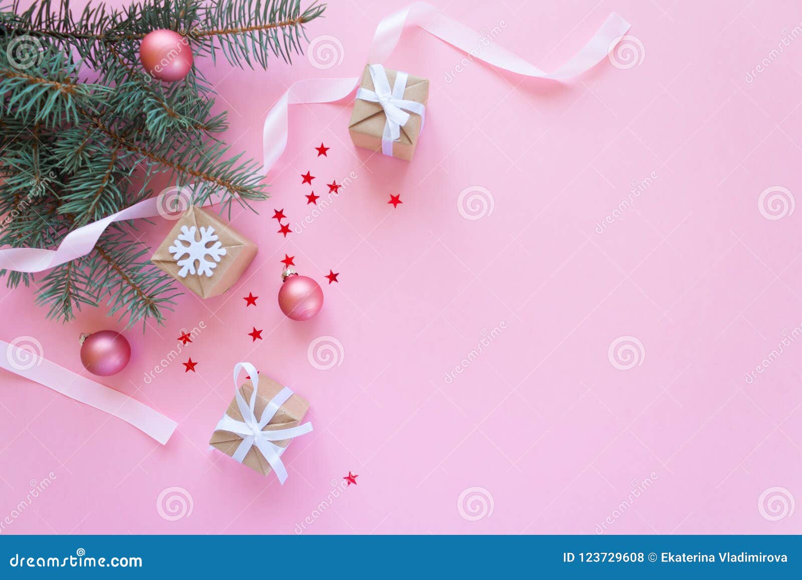 Frohe Weihnachten Und Guten Rutsch Ins Neue Jahr Rosa Hintergrund Stockfoto Bild Von Jahr Frohe