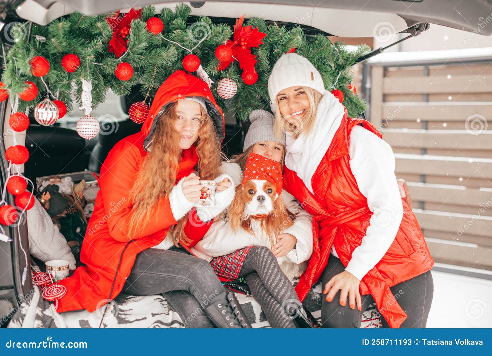 Frohe Weihnachten Und Neujahrsfeier. Familie in Roten