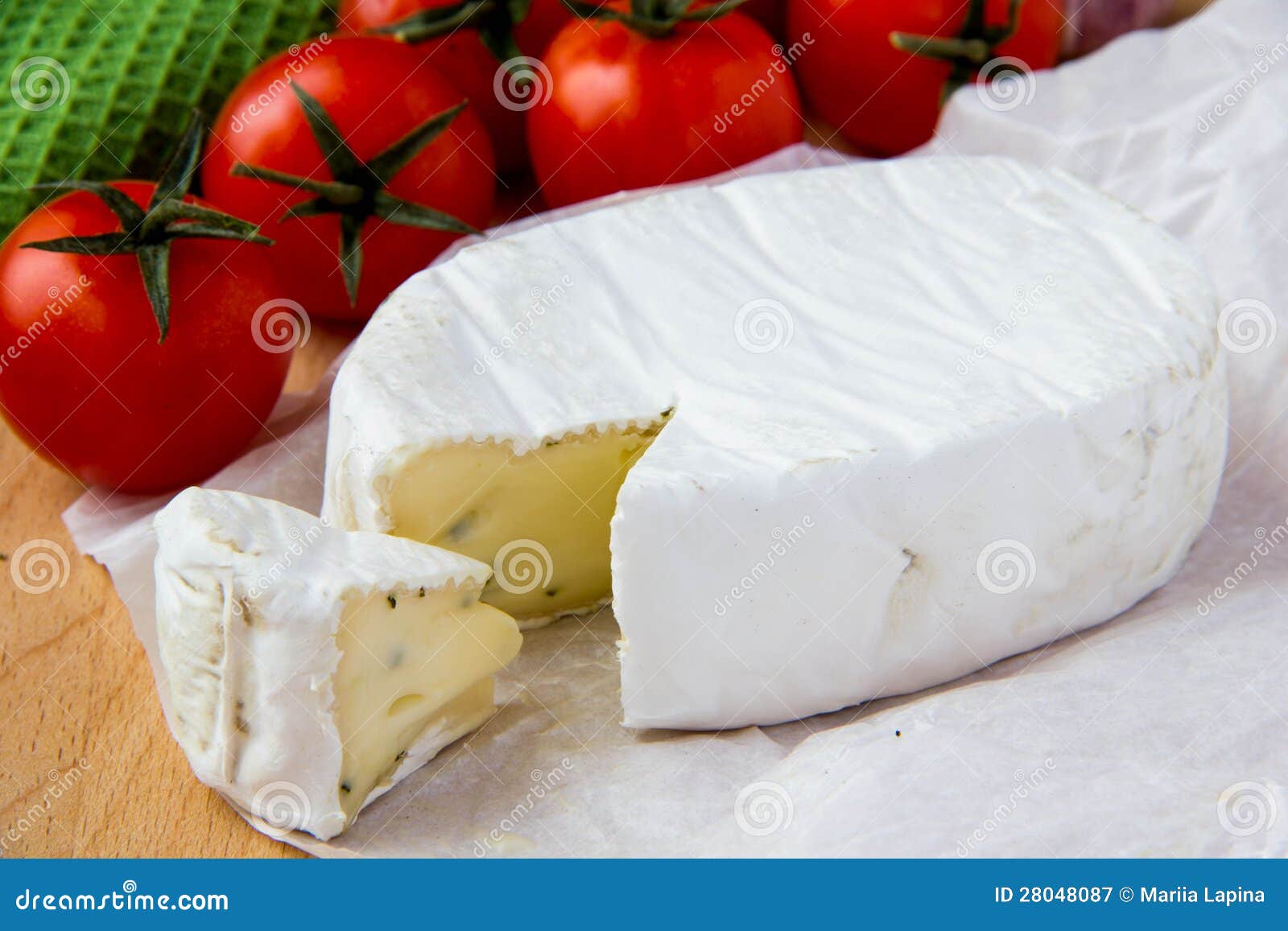 Сыр бри с багетом и черри