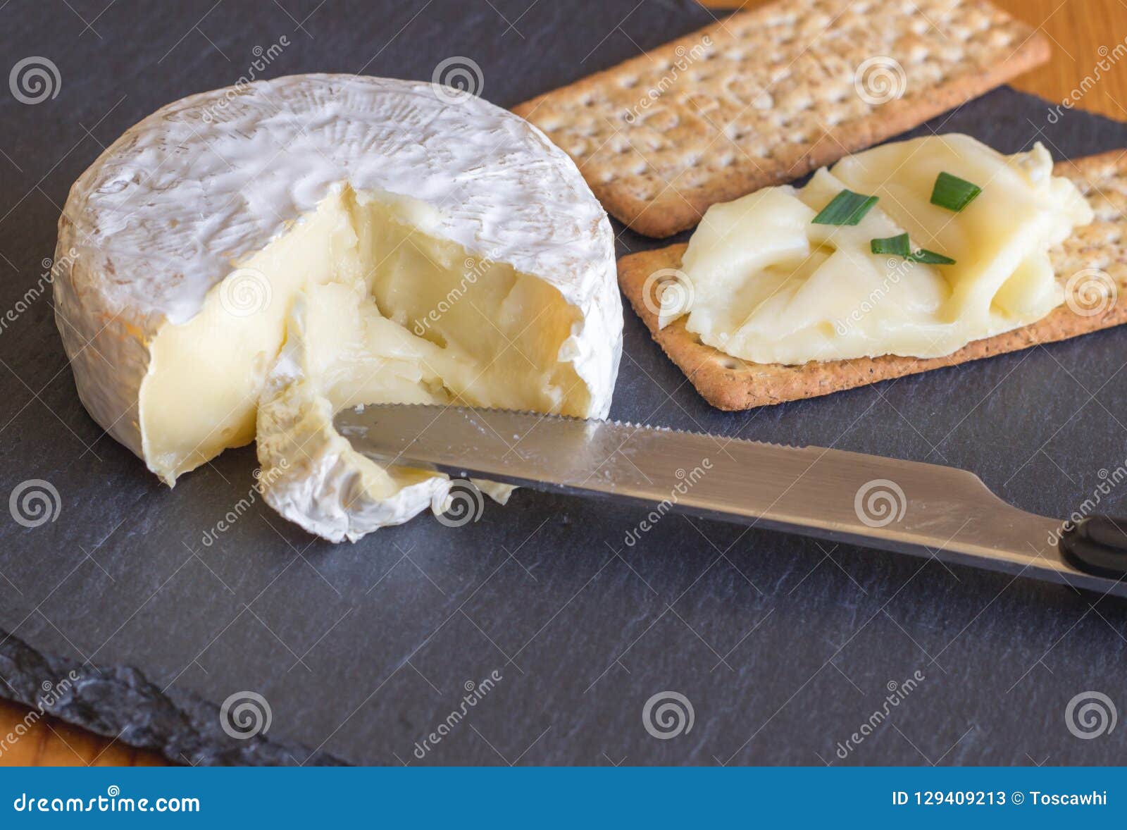 Fromage Et Biscuits De Camembert Sur Le Panneau D'ardoise De Fromage