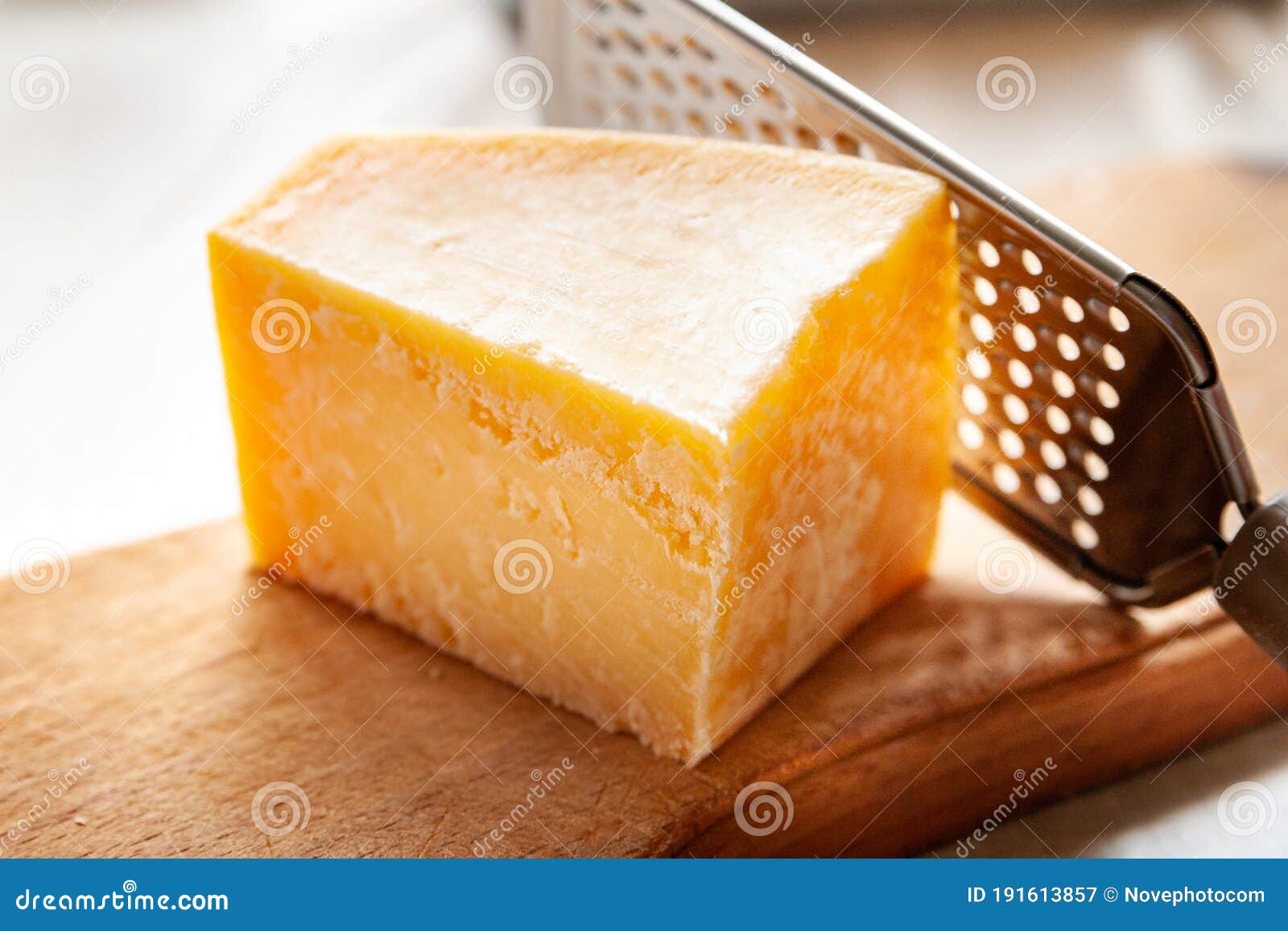 Fromage Et Râpe. Morceau De Parmesan Sur Un Conseil En Bois. Râpe Pour Le  Fromage De Râper Image stock - Image du partie, manger: 191613857