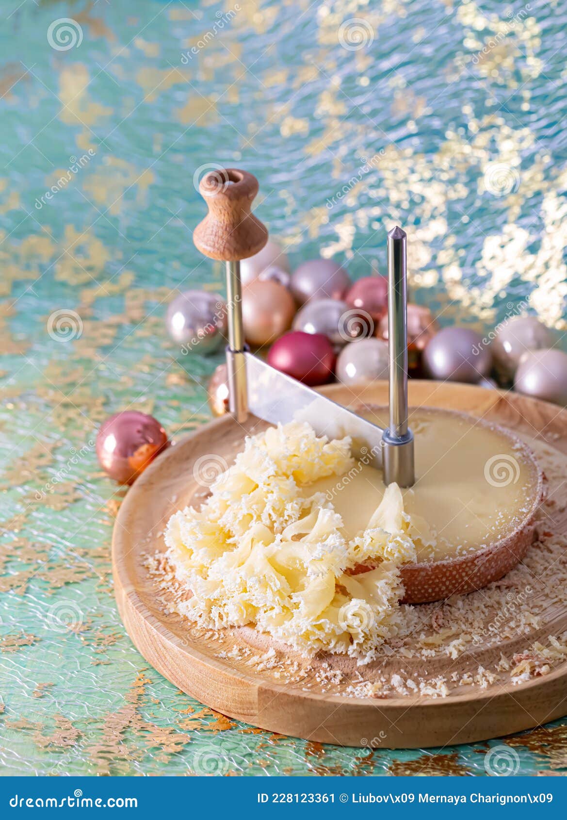 Fromage Sur Une Planche Ronde En Bois Et Un Couteau Métallique Spécial.  Nouvelle Année Noël Brillant Boules Roses Sur Une Surface Image stock -  Image du vert, laiterie: 228123361