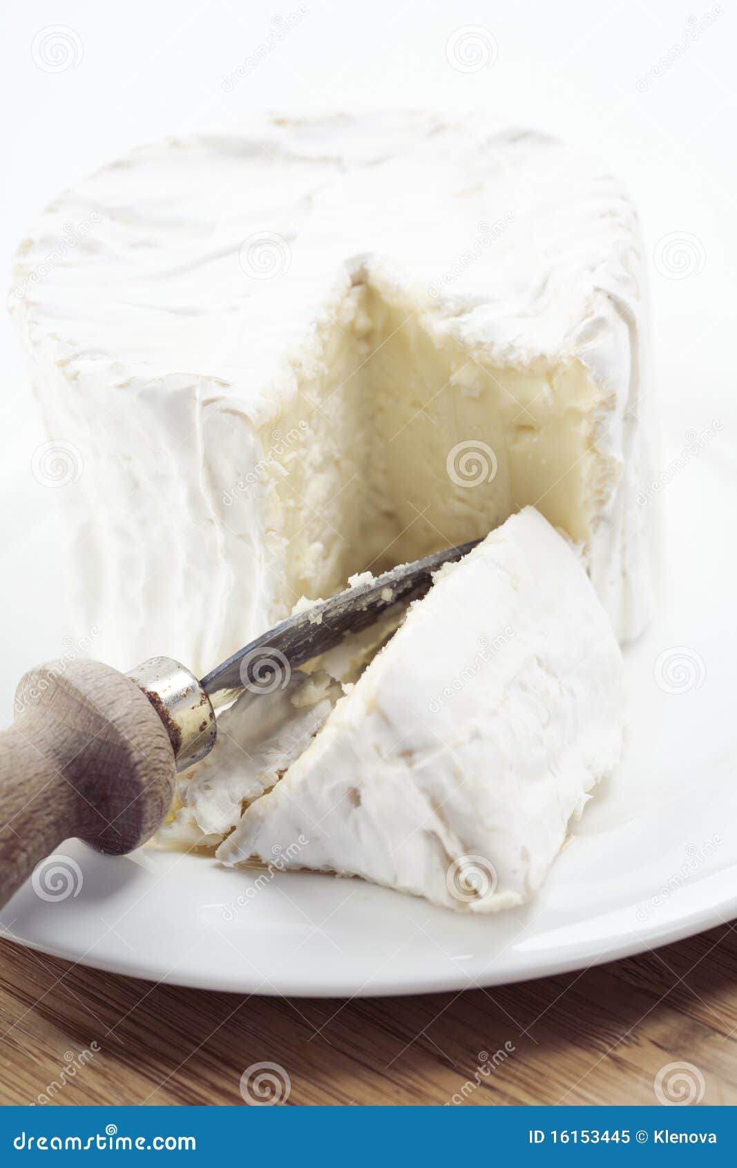 Roue de fromage à pâte molle français d'une plaque et d'un couteau rural traditionnel