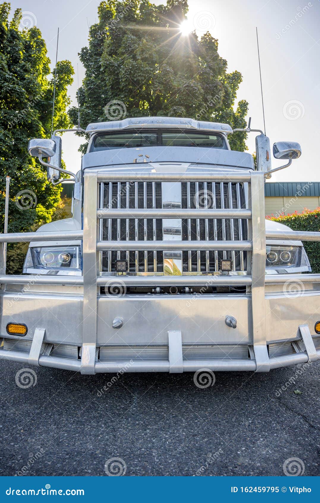 https://thumbs.dreamstime.com/z/front-big-rig-semi-truck-tractor-powerful-grille-bumper-guard-rest-stop-parking-lot-sunshine-bright-white-chrome-162459795.jpg
