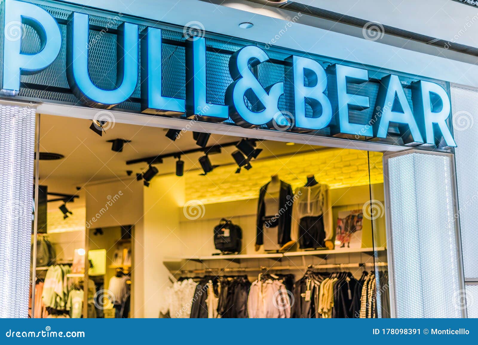 Pull and bear sunway pyramid