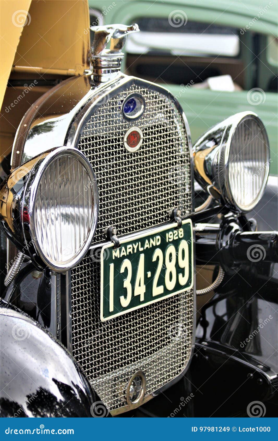 Front grille of old car editorial stock image. Image of white - 97981249