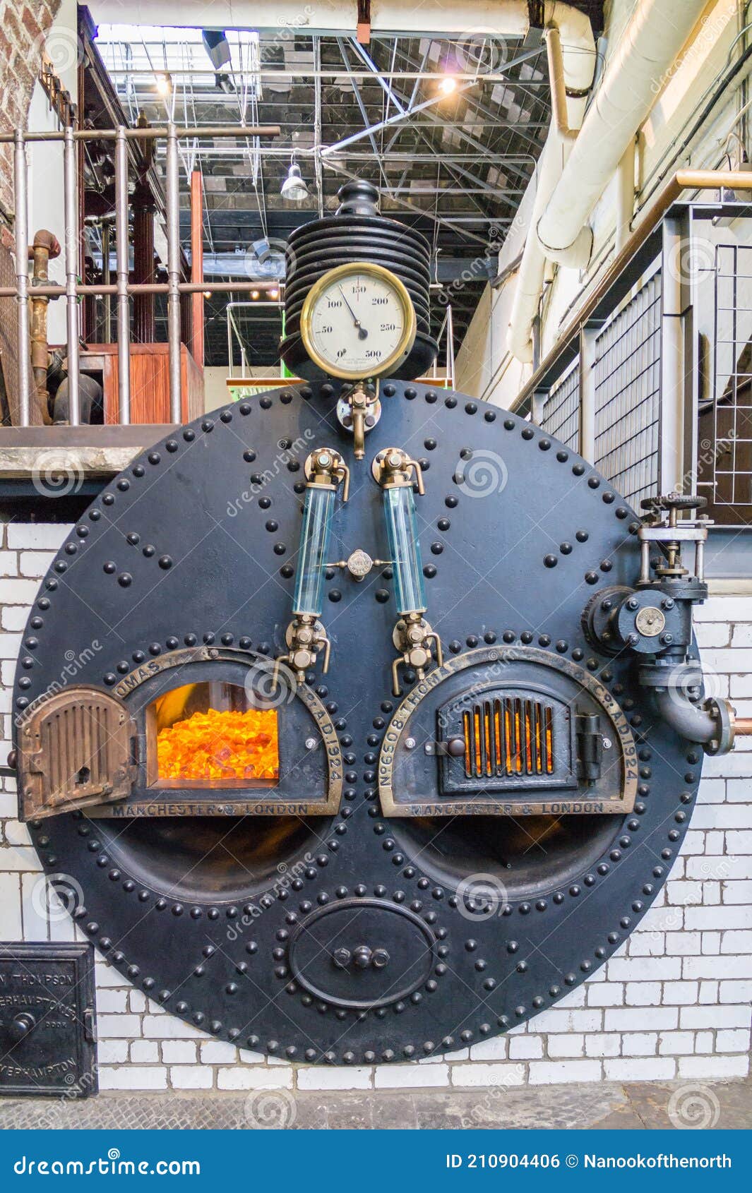 Mens wacht Knipperen Front View of Ancient Steam Boiler with Pressure Gauge and Fittings Stock  Photo - Image of danger, generation: 210904406