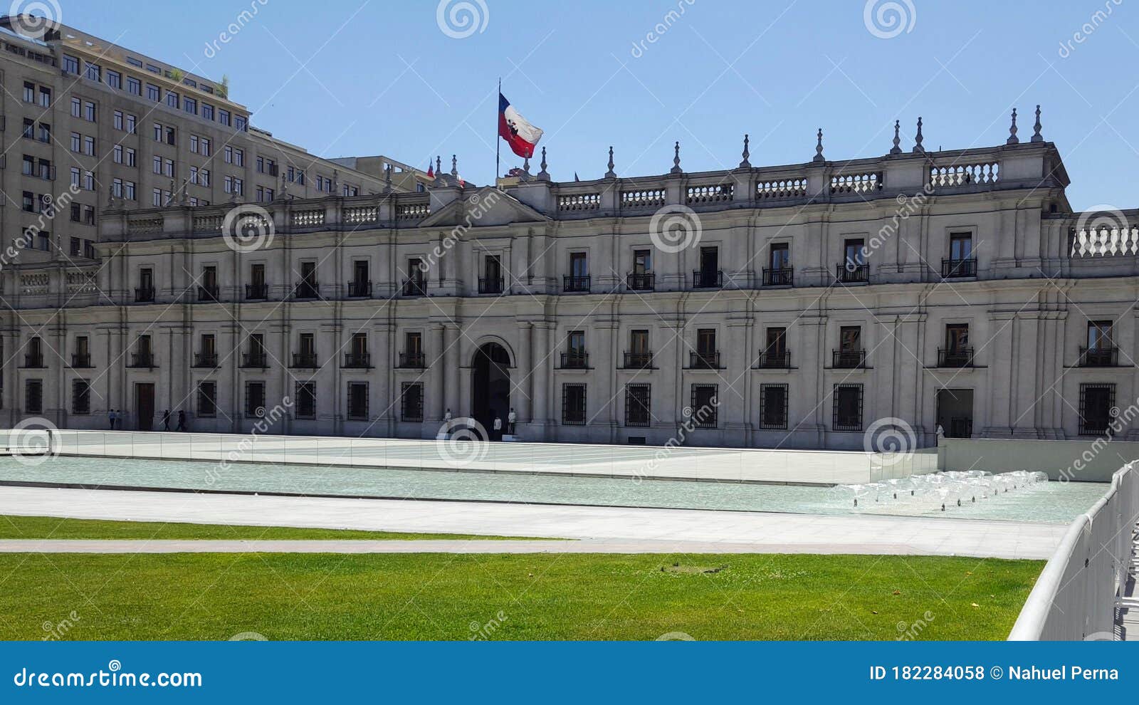 front view of the palacio de la moneda chile