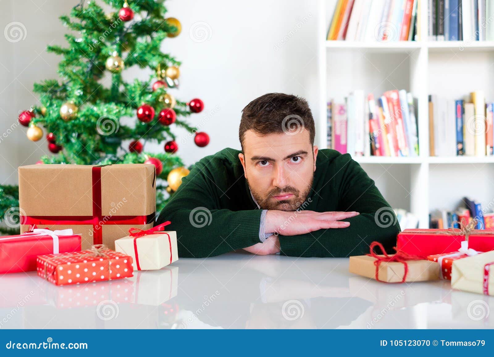 Regali Entro Natale.Fronte Divertente Di Un Uomo Deludente Entro I Regali Di Natale Fotografia Stock Immagine Di Faccia Tenuta 105123070