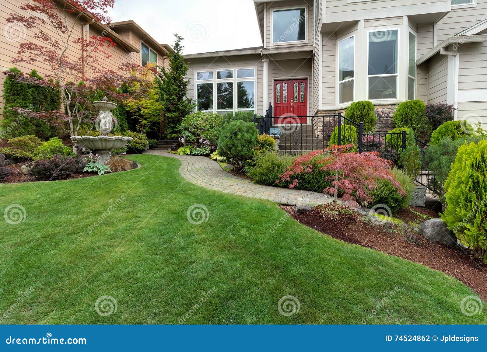 Patio Delantero De Casa Con Fuente De Agua Foto de archivo - Imagen de  fuente, plantas: 74524862, image size:1600x1157