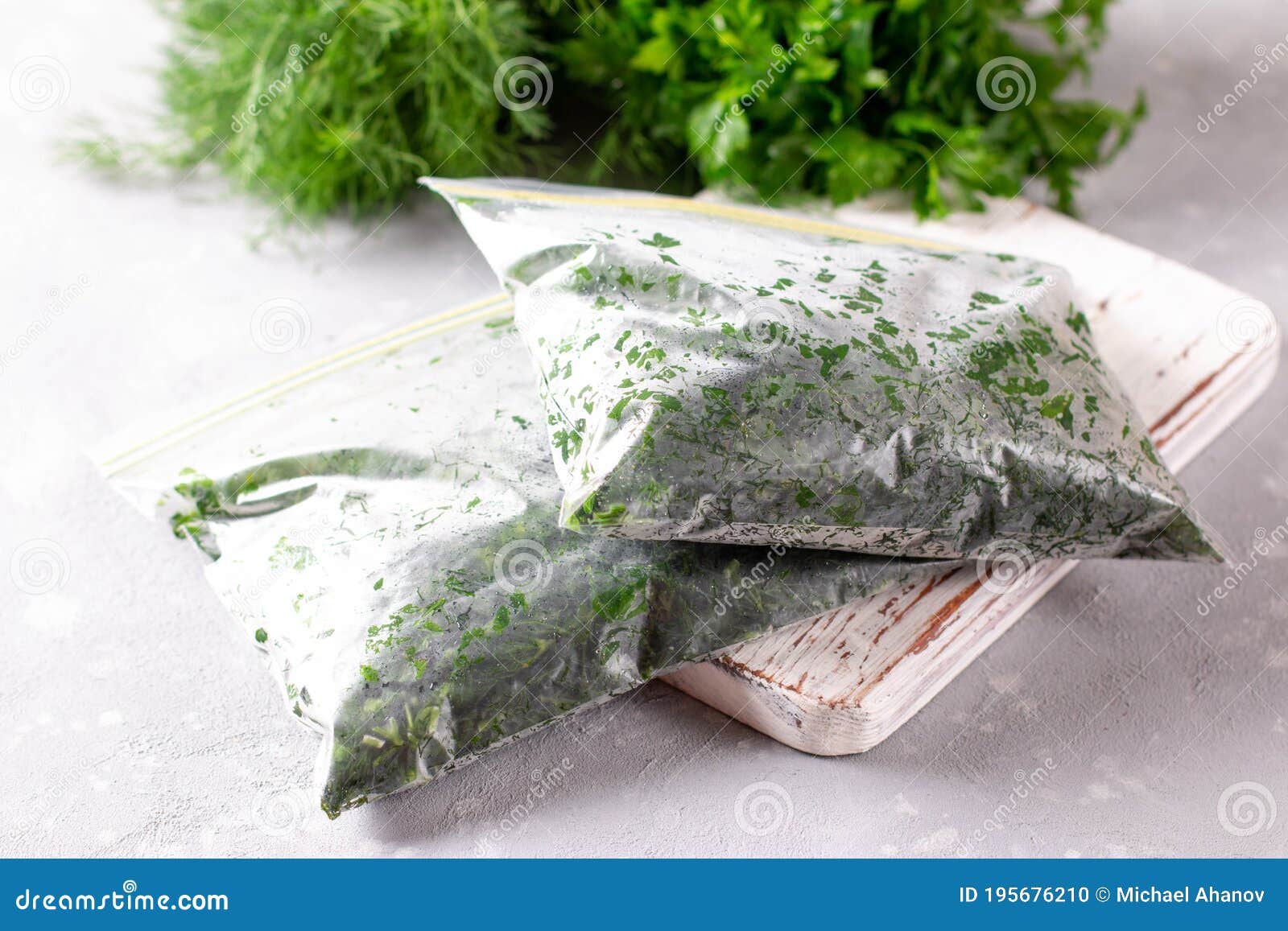 Можно просто заморозить. Замороженная зелень. Зеленая трава замороженная что это. Замороженные укроп петрушка в пакетах. Замороженный укроп.