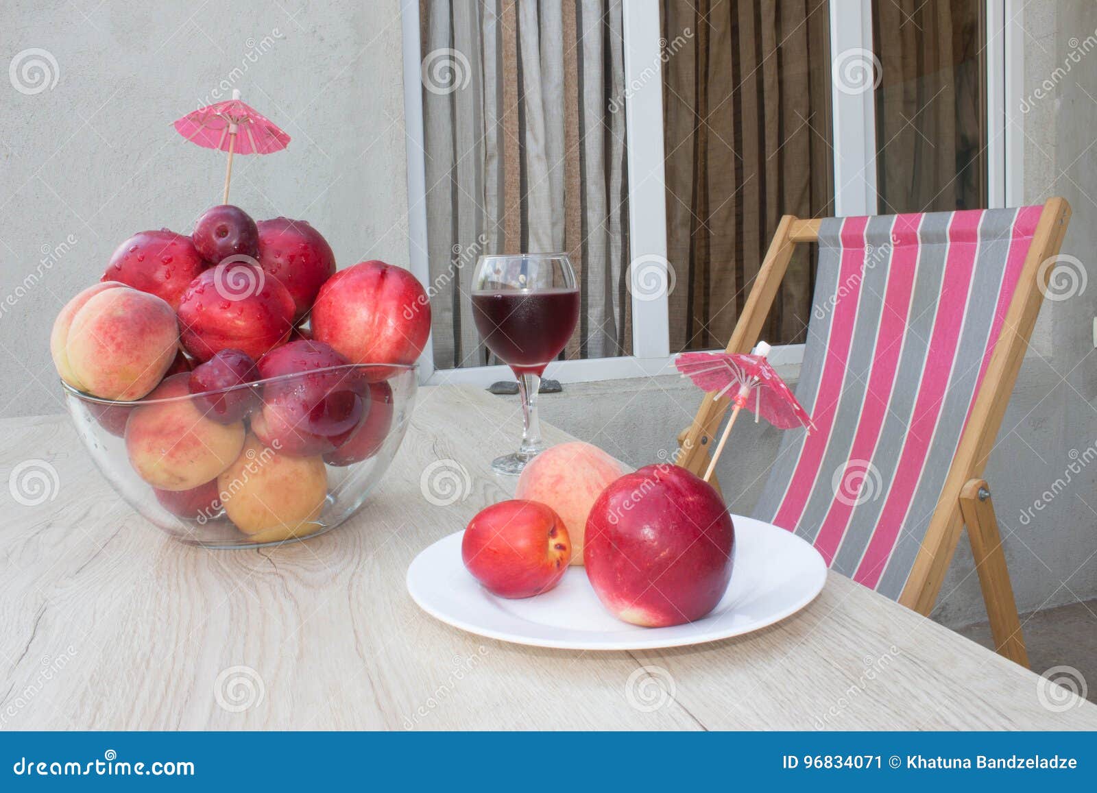 Frucht Auf Dem Tisch Pfirsiche, Nektarine, Pflaumen Ein Glas Rotwein ...