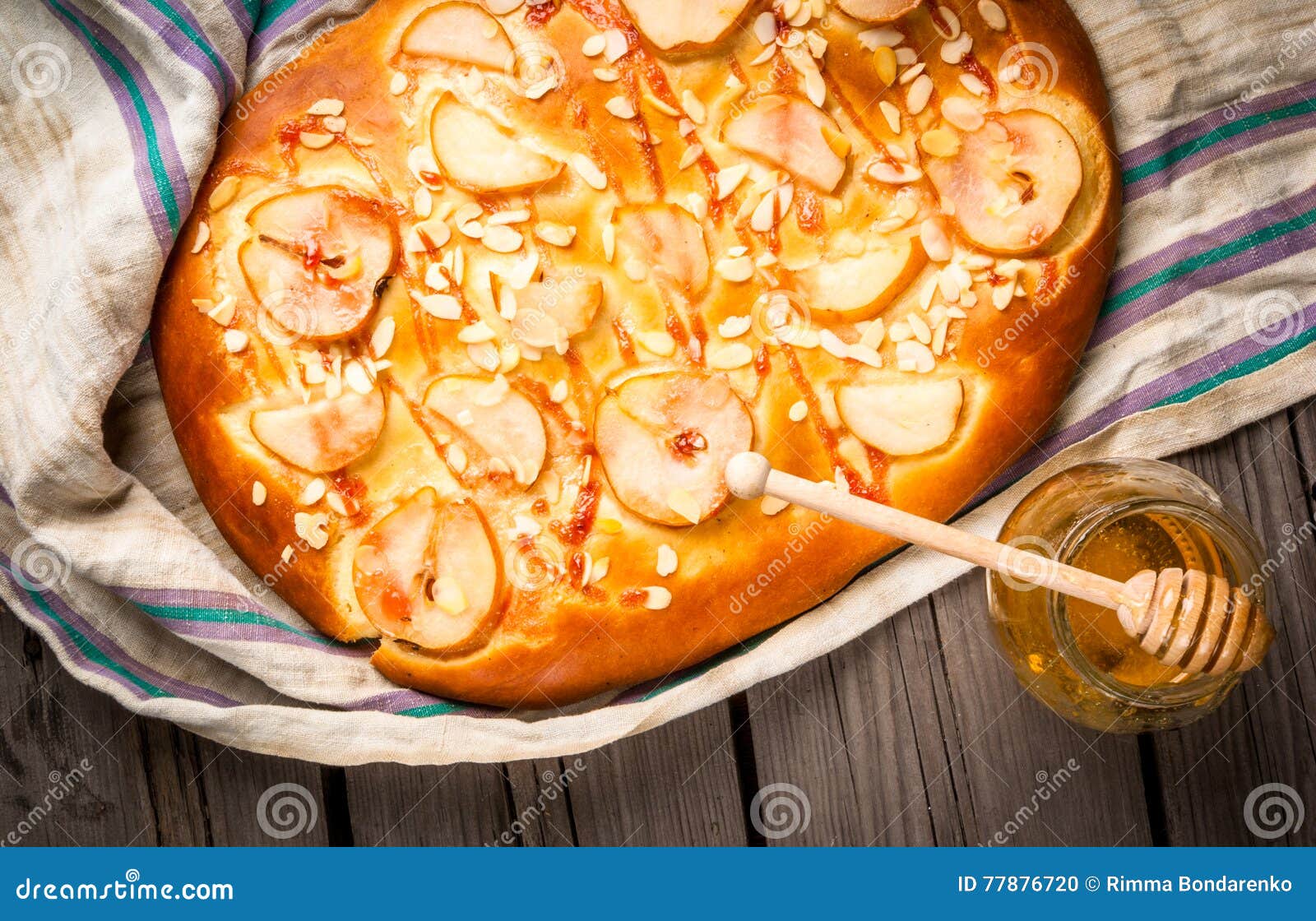 Frucht Focaccia Kuchen Mit Birnen Und Mandeln Stockfoto - Bild von ...