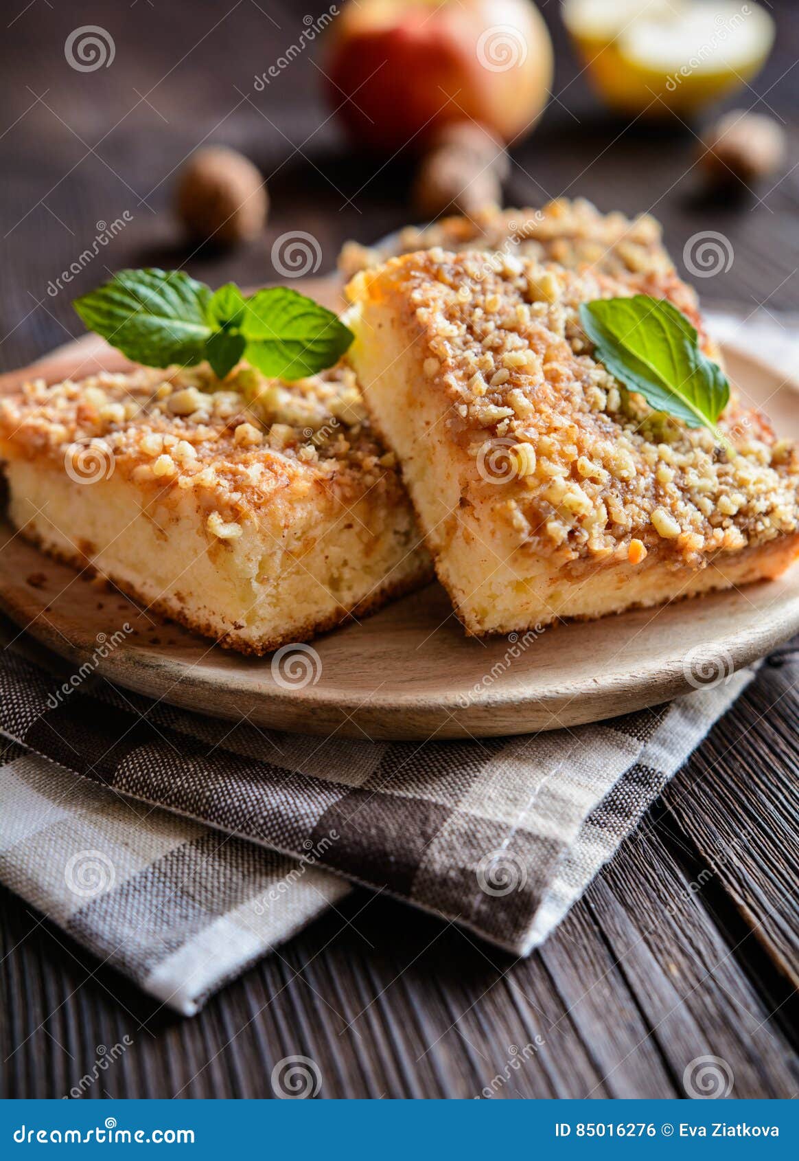 Fruchtkuchen Mit Apfel- Und Walnussbelag Stockfoto - Bild von nachsicht ...