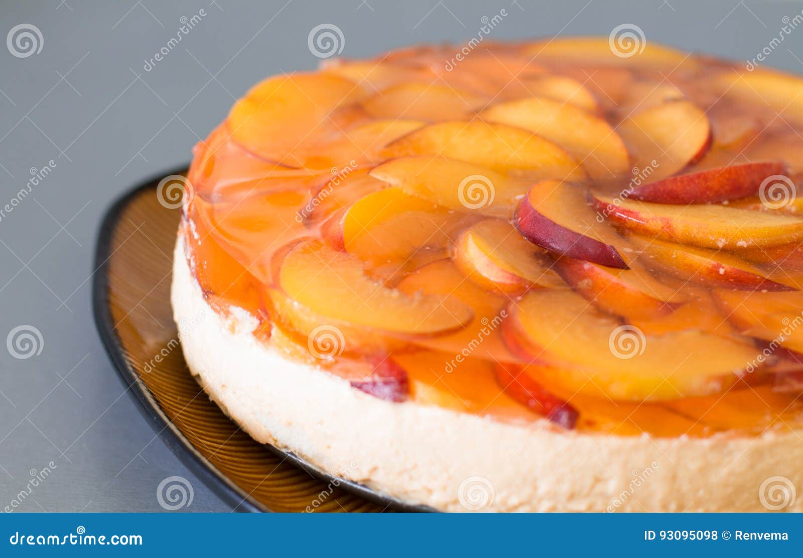 Fruchtkuchen Mit Pfirsich, Gelee Und Kremeis Stockfoto - Bild von ...