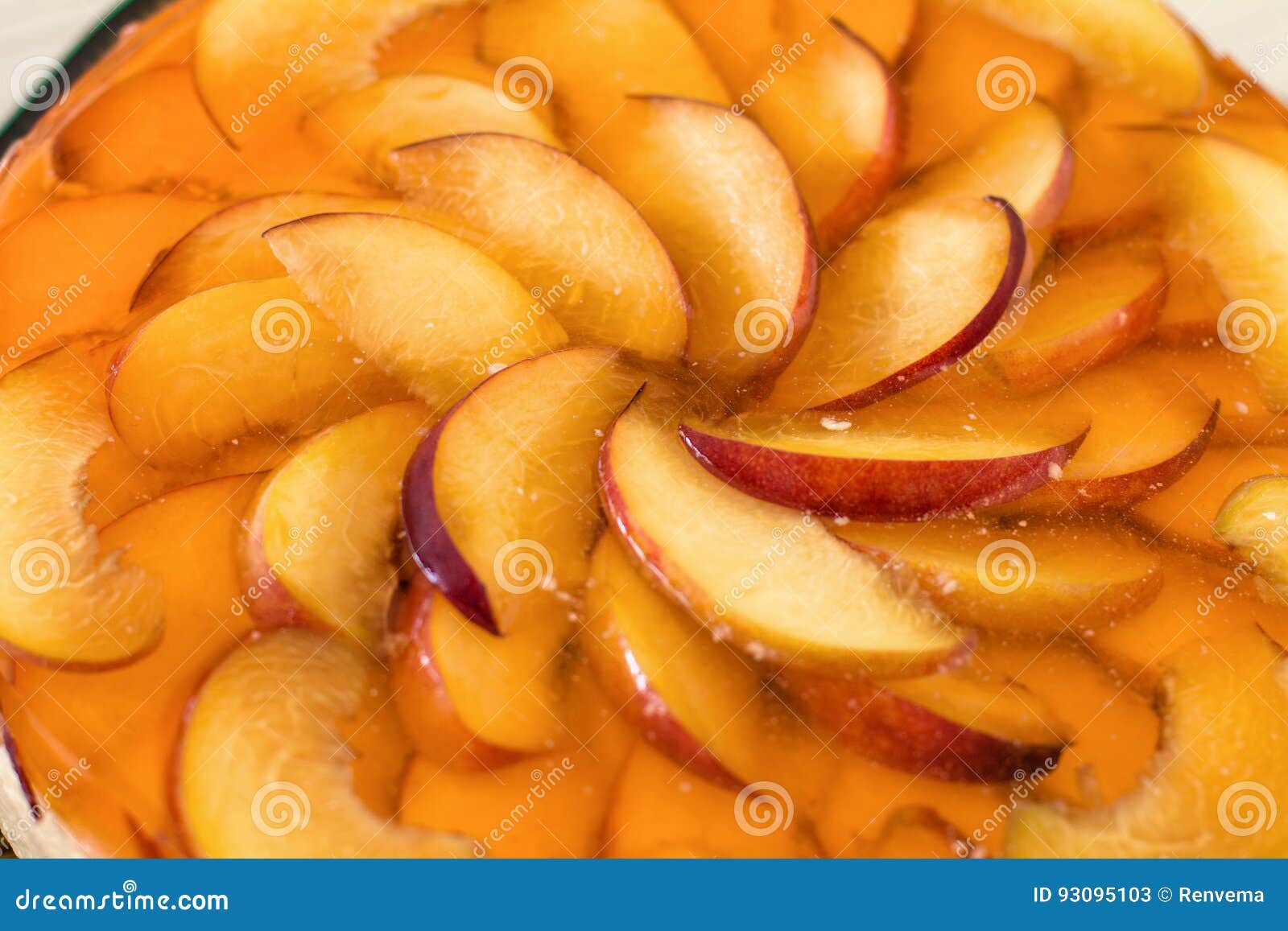 Fruchtkuchen Mit Pfirsich, Gelee Und Kremeis Stockbild - Bild von ...