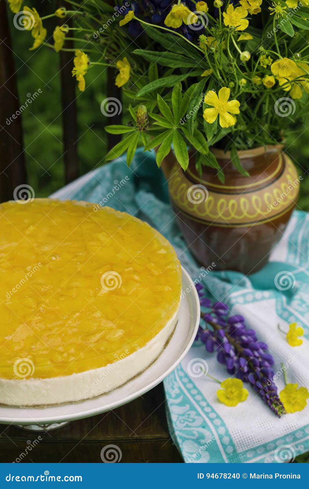 Fruchtkuchen Mit Pfirsich, Gelee Und Kremeis Stockfoto - Bild von gelee ...