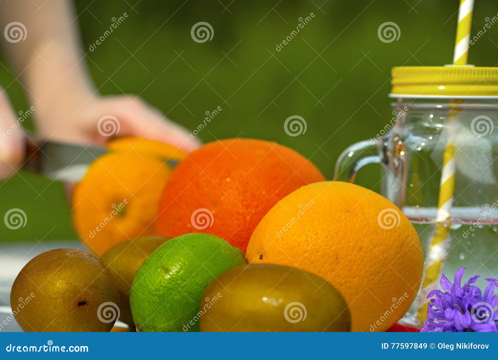 Fruchtlimonade im Glas stockbild. Bild von wasser, orange - 77597849