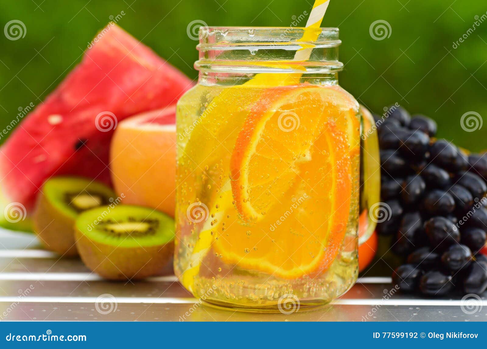 Fruchtlimonade im Glas stockfoto. Bild von steckfassung - 77599192