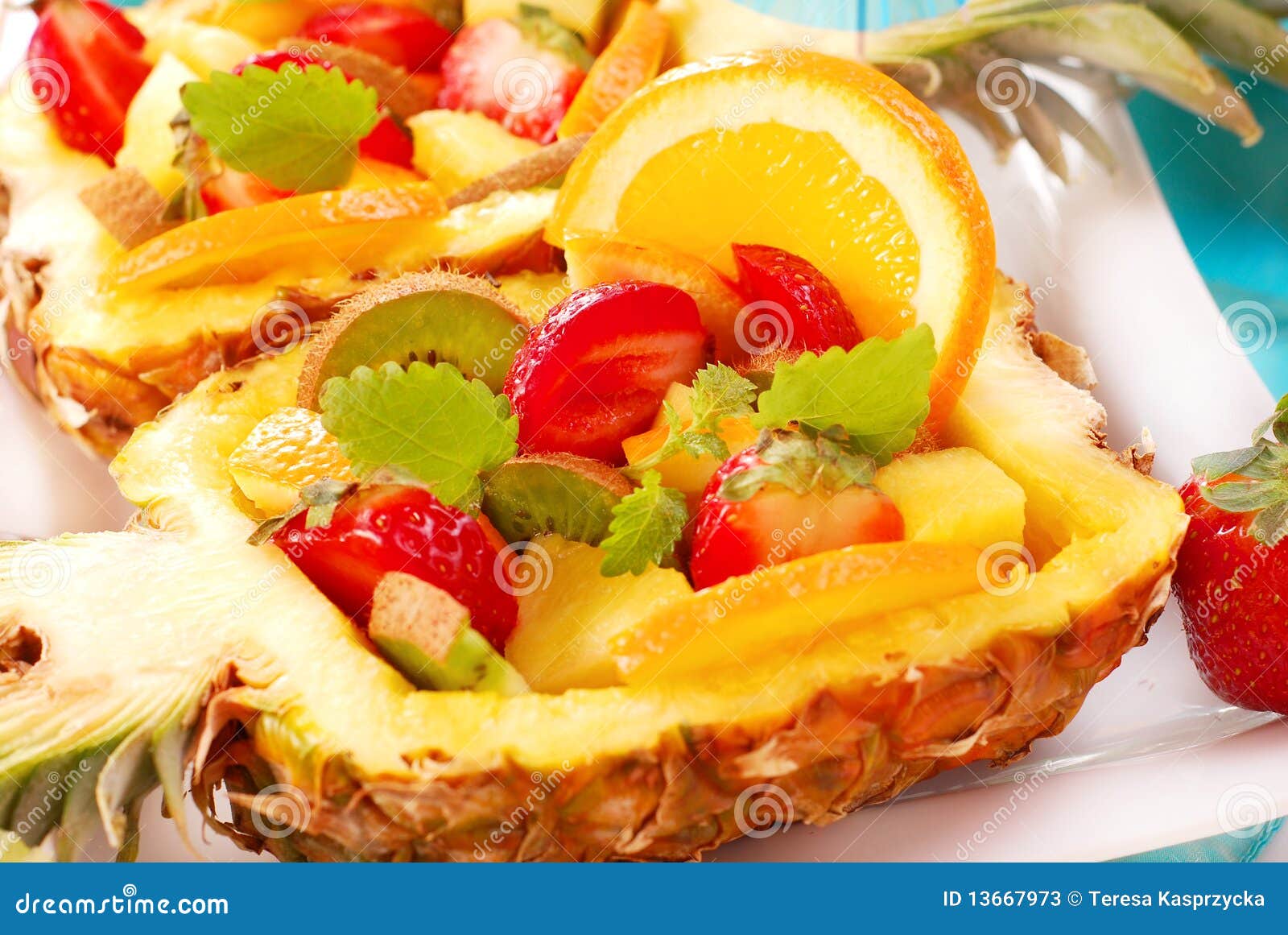 Fruchtsalat in der Ananas stockbild. Bild von ananas - 13667973