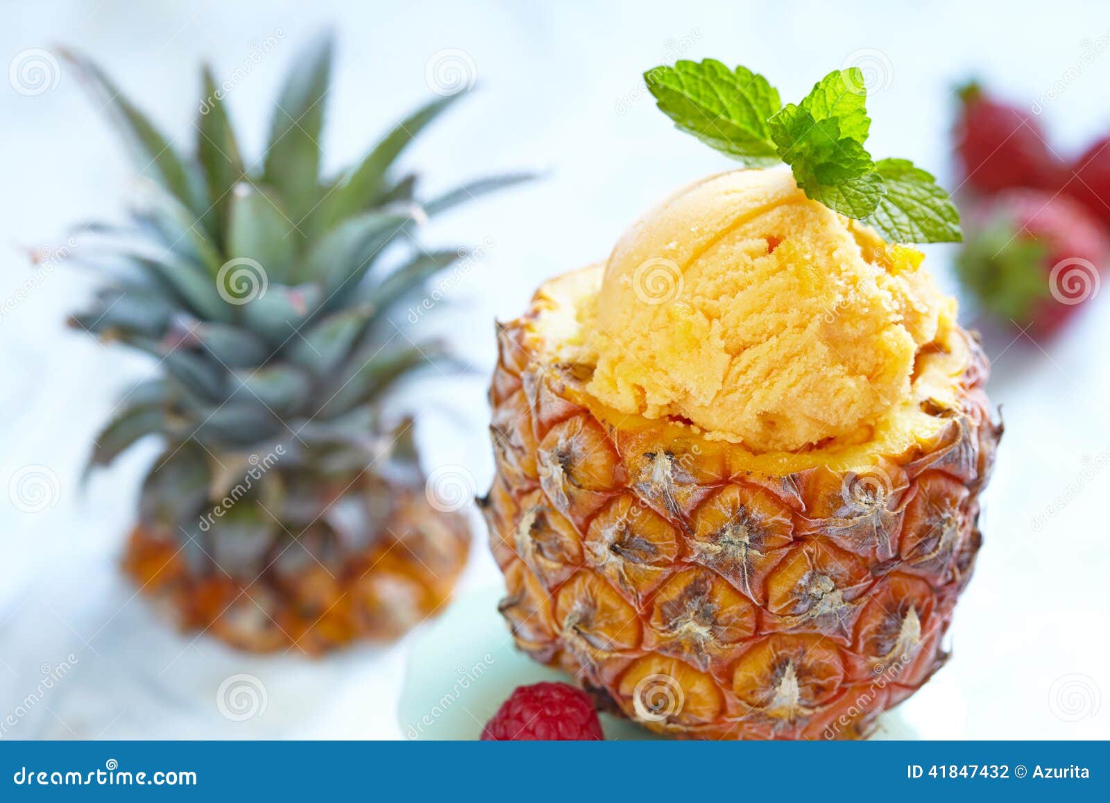 Fruchtsorbet-Eiscreme in Der Kleinen Ananas Stockfoto - Bild von sahne ...