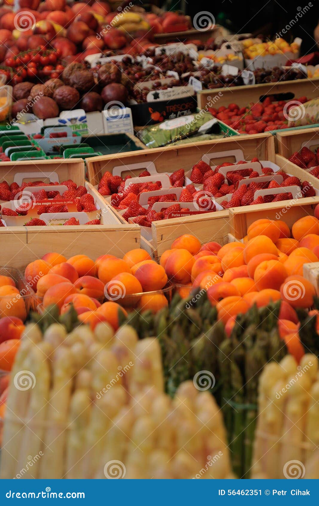 Fruit and vegetable market editorial photo. Image of shopping 56462351