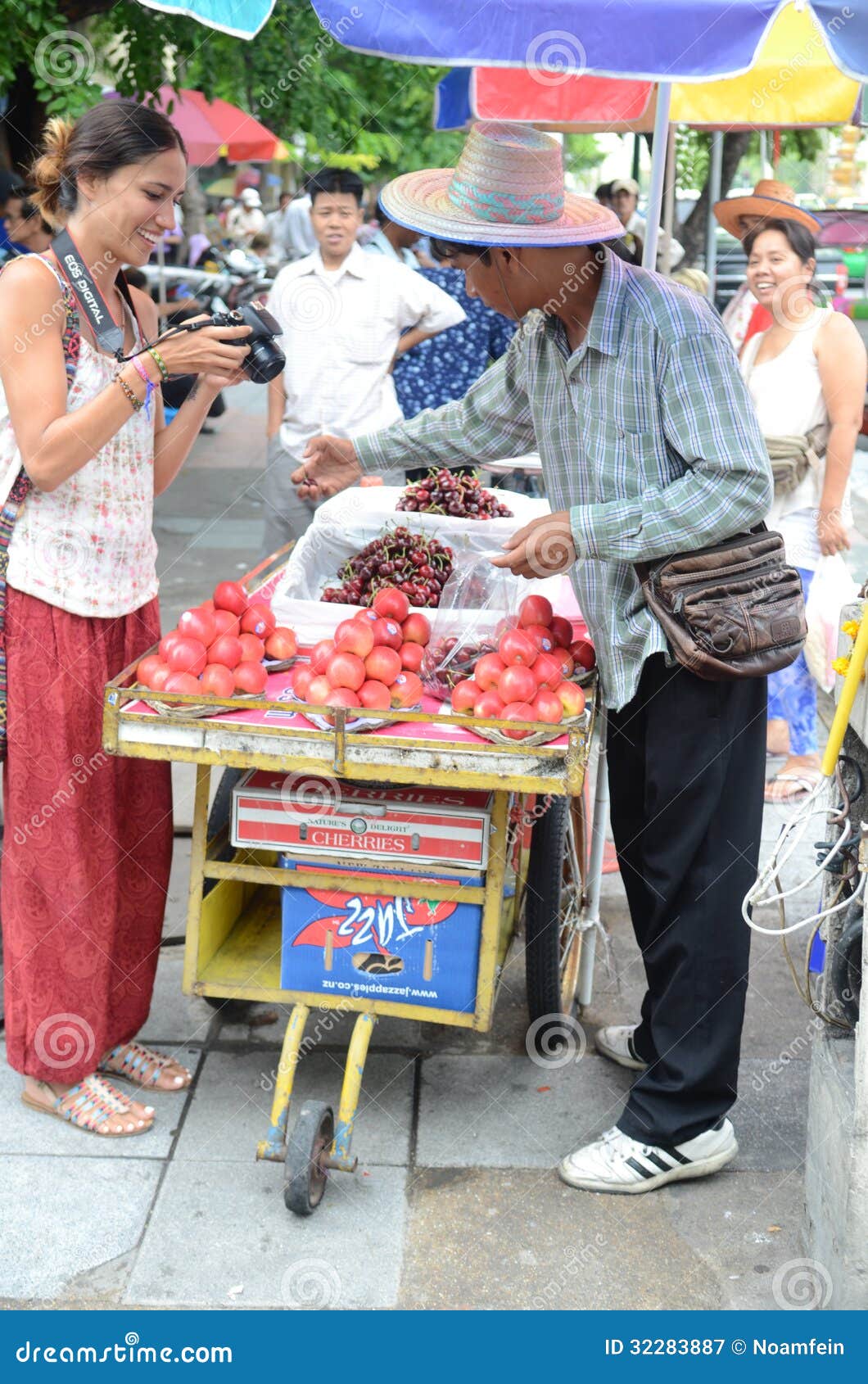 Fruit vendor in Bangkok editorial photography. Image of people 32283887