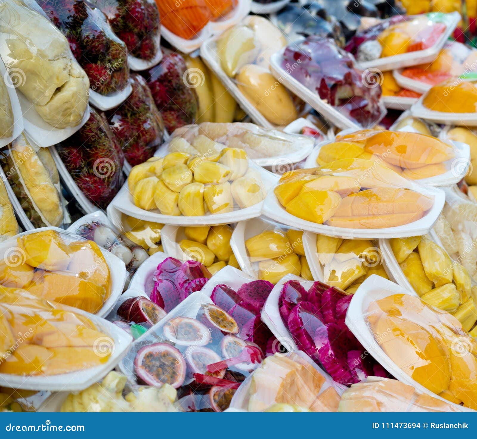 Fruits frais coupés en tranches. Fruits coupés en tranches dans des sachets en plastique