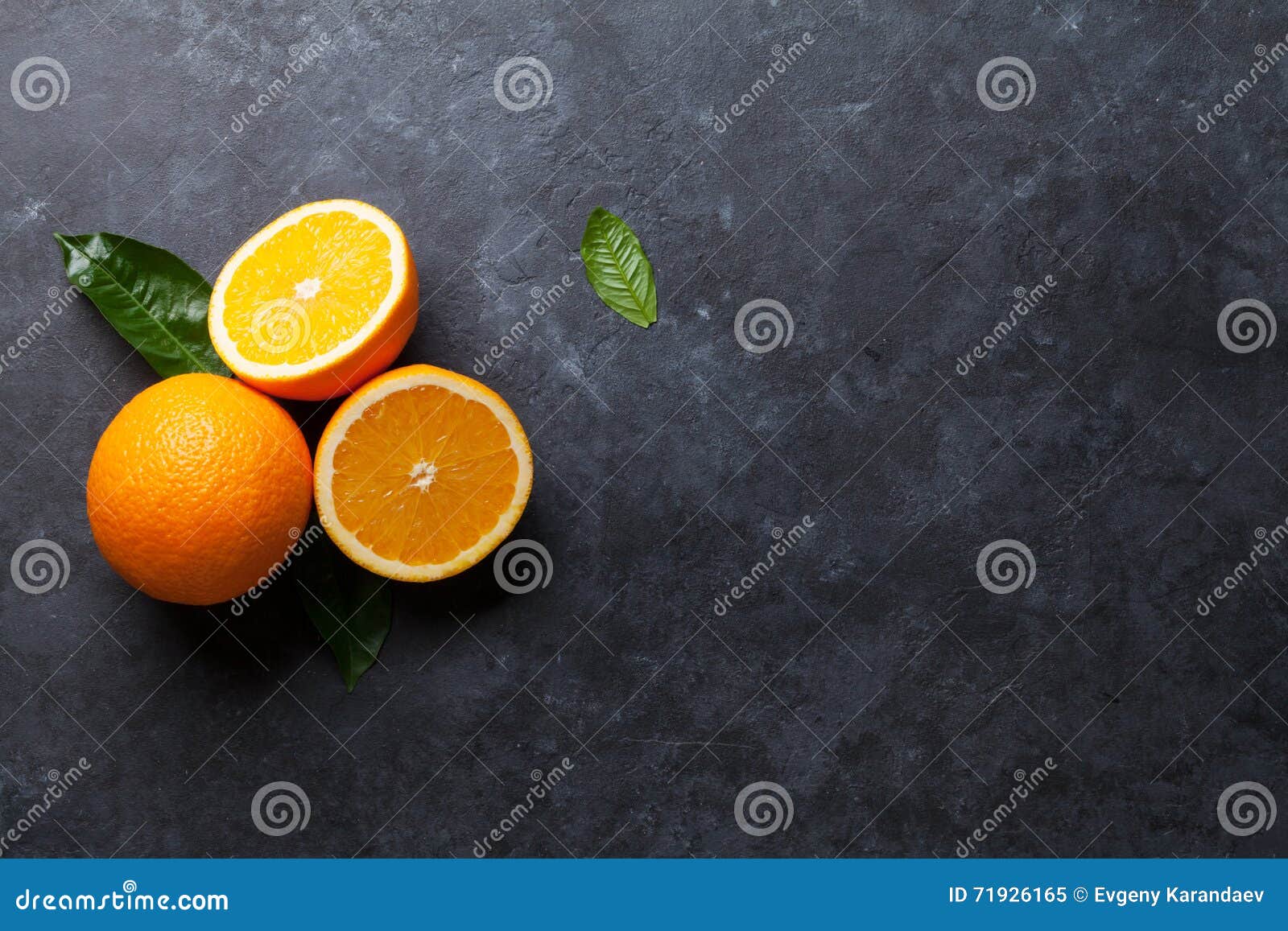 Fruits oranges frais sur la table en pierre Vue supérieure avec l'espace de copie