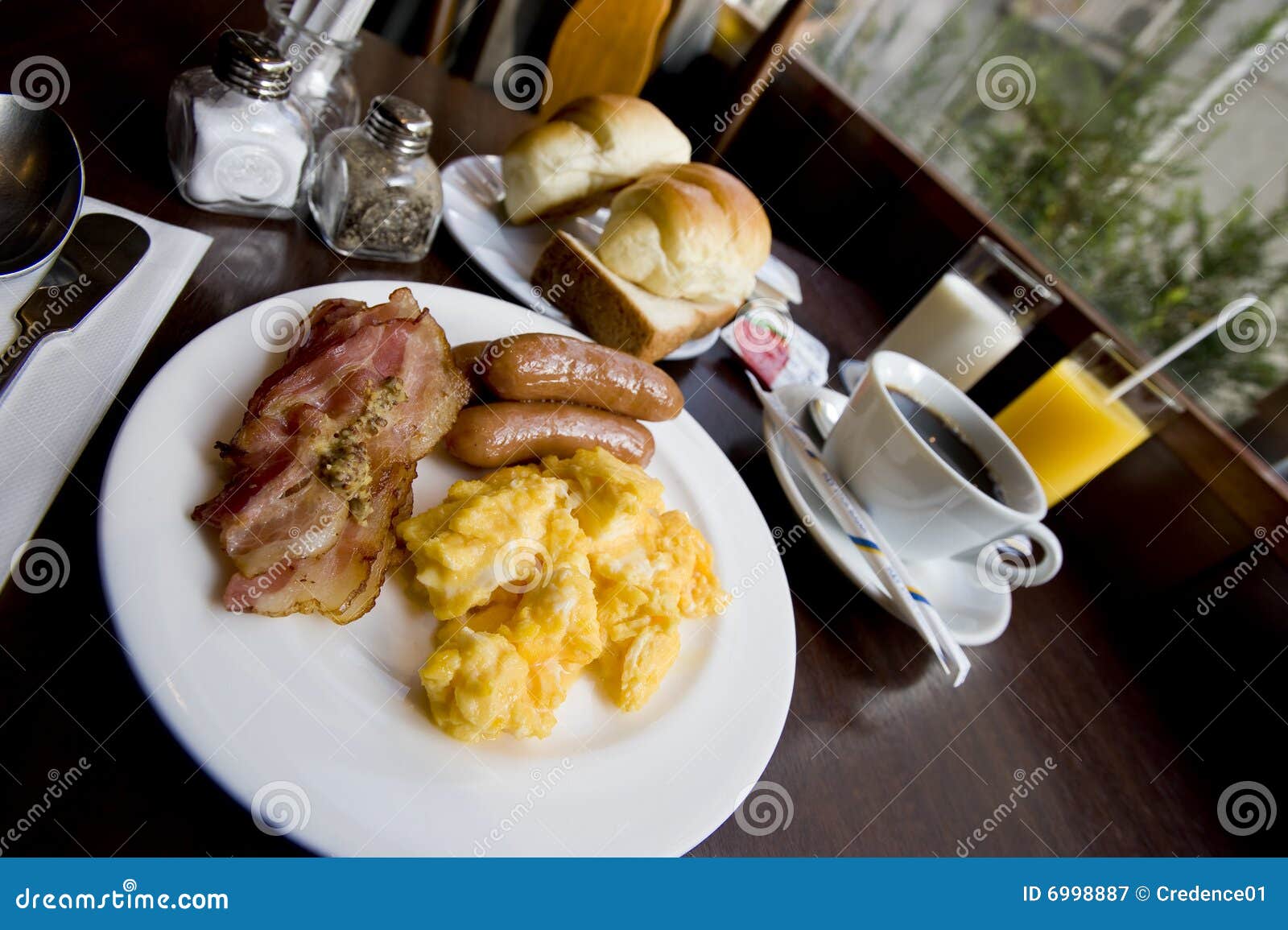 Kaffe för baconbrödfrukosten gjorde omelettplattakorvar tjänade som white