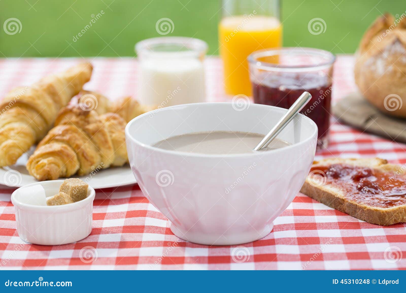 Frukostera med choklad, orange fruktsaft, gifflet, marmelad och. Kontinentalt morgonmål med franska bakelser