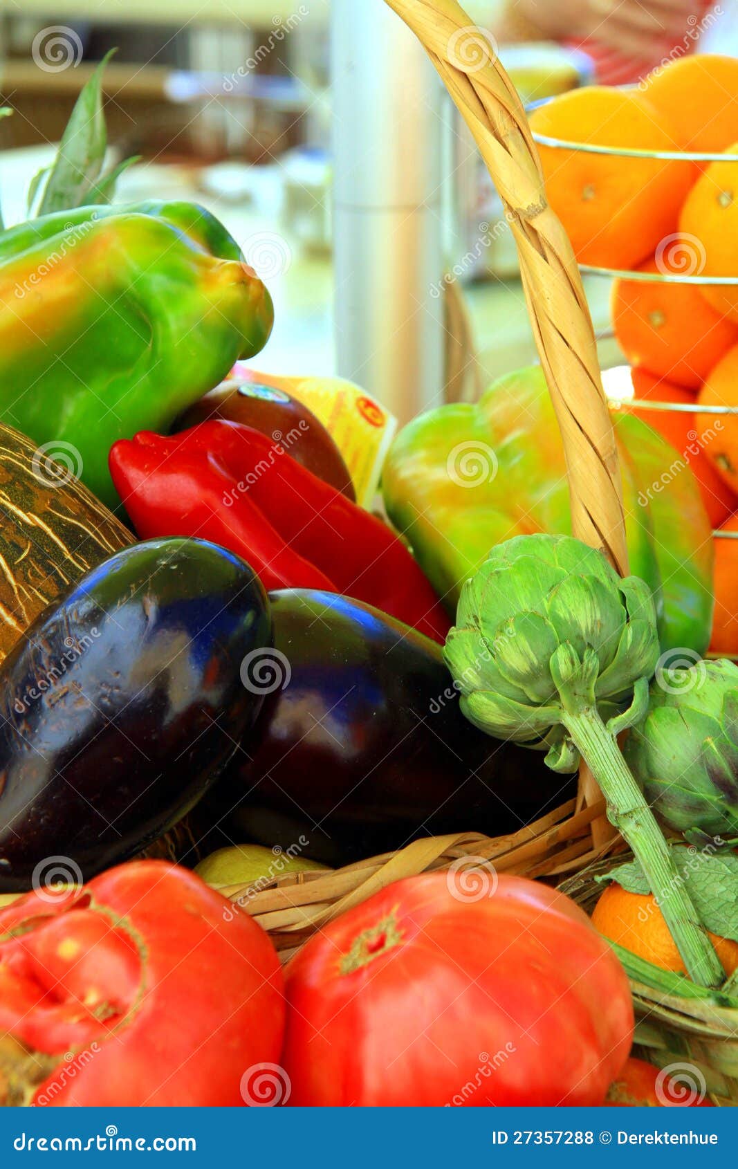 Imagen de la fruta y verdura fresca mezclada en una cesta