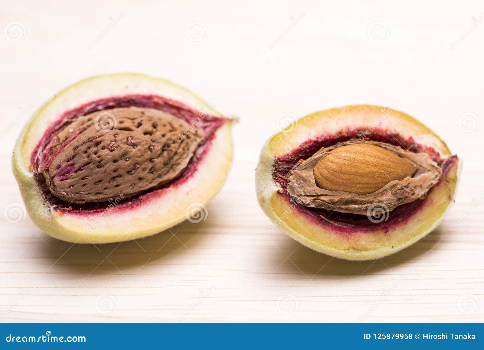 Fruta De La Almendra Con La Semilla Foto de archivo Imagen de cosecha