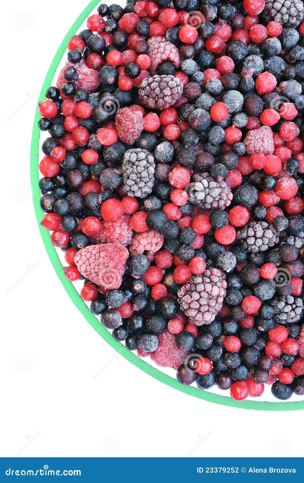 Fruta mezclada congelada en el tazón de fuente - bayas - pasa roja, arándano, frambuesa, zarzamora, arándano, arándano, grosella negra