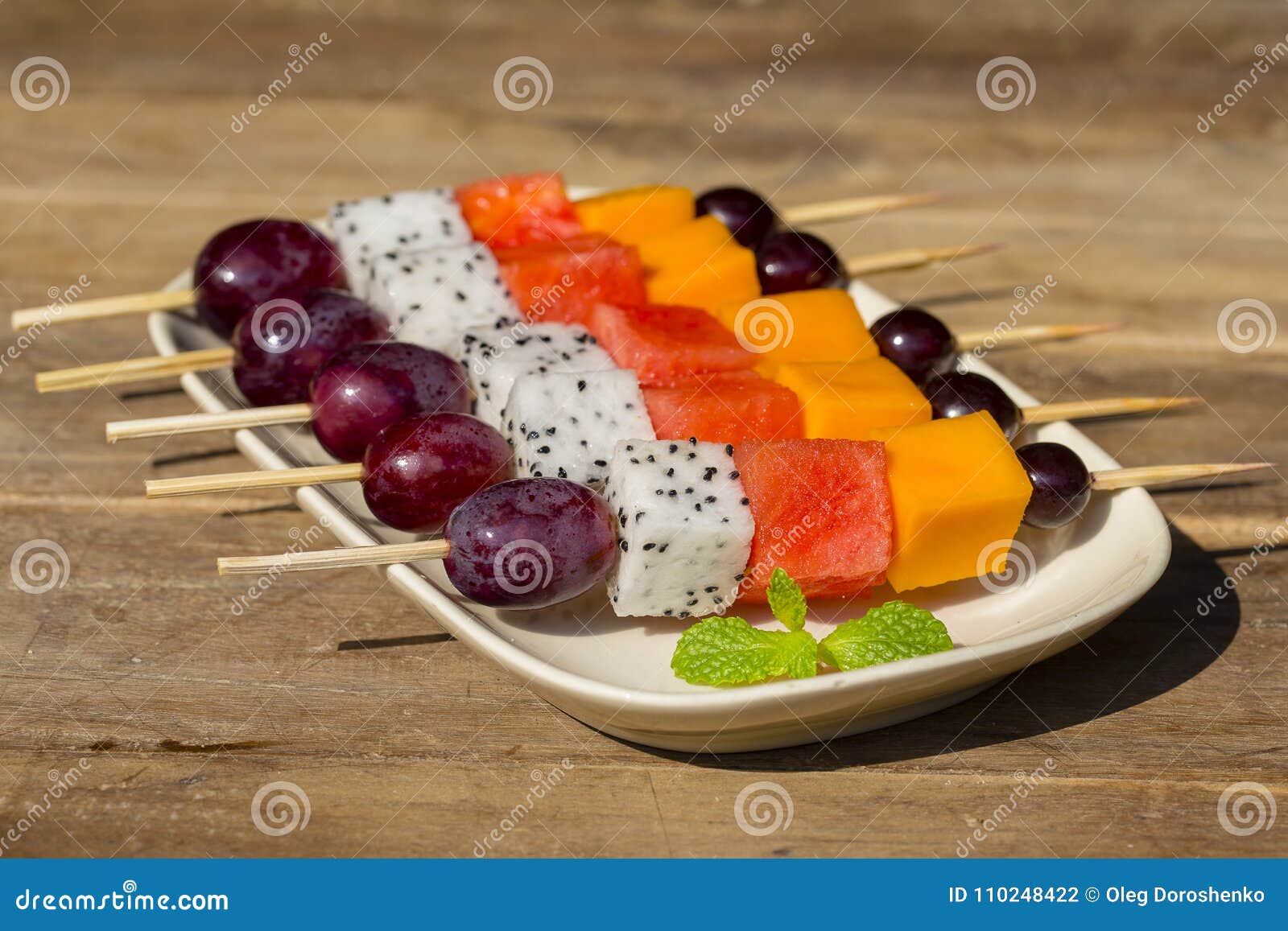 Fruto Tropical Fresco Em Espetos Na Placa Branca - Café Da Manhã Saudável,  Conceito Da Perda De Peso Tailândia Foto de Stock - Imagem de uvas,  abacaxi: 115645152