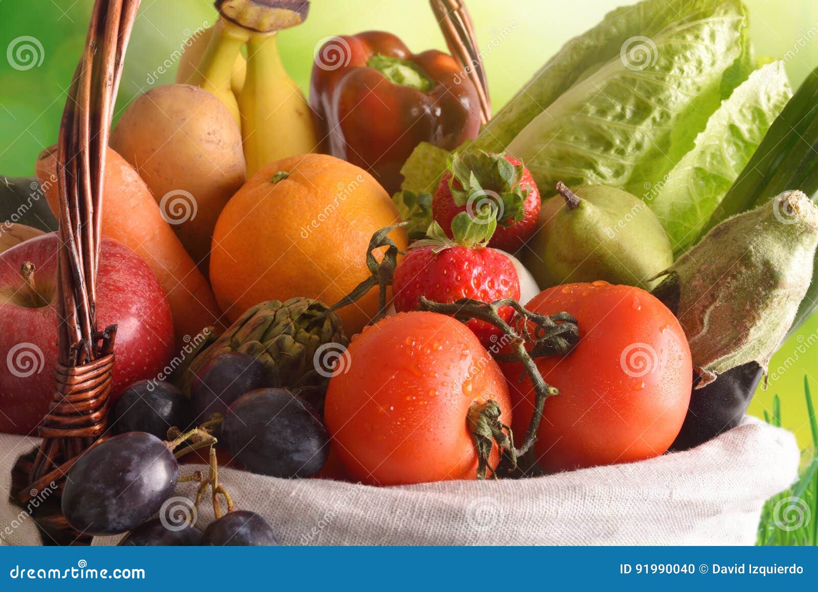 Frutas E Legumes Em Uma Cesta De Vime Com Fundo Verde Foto de Stock -  Imagem de alface, biografia: 91990040, image size:1600x1158