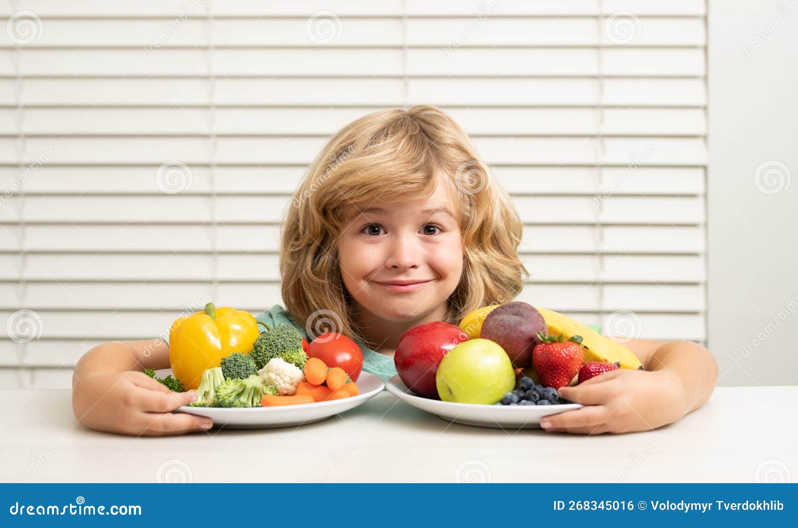 Frutas Y Hortalizas. Niño Que Come Alimentos Saludables. Desayuno